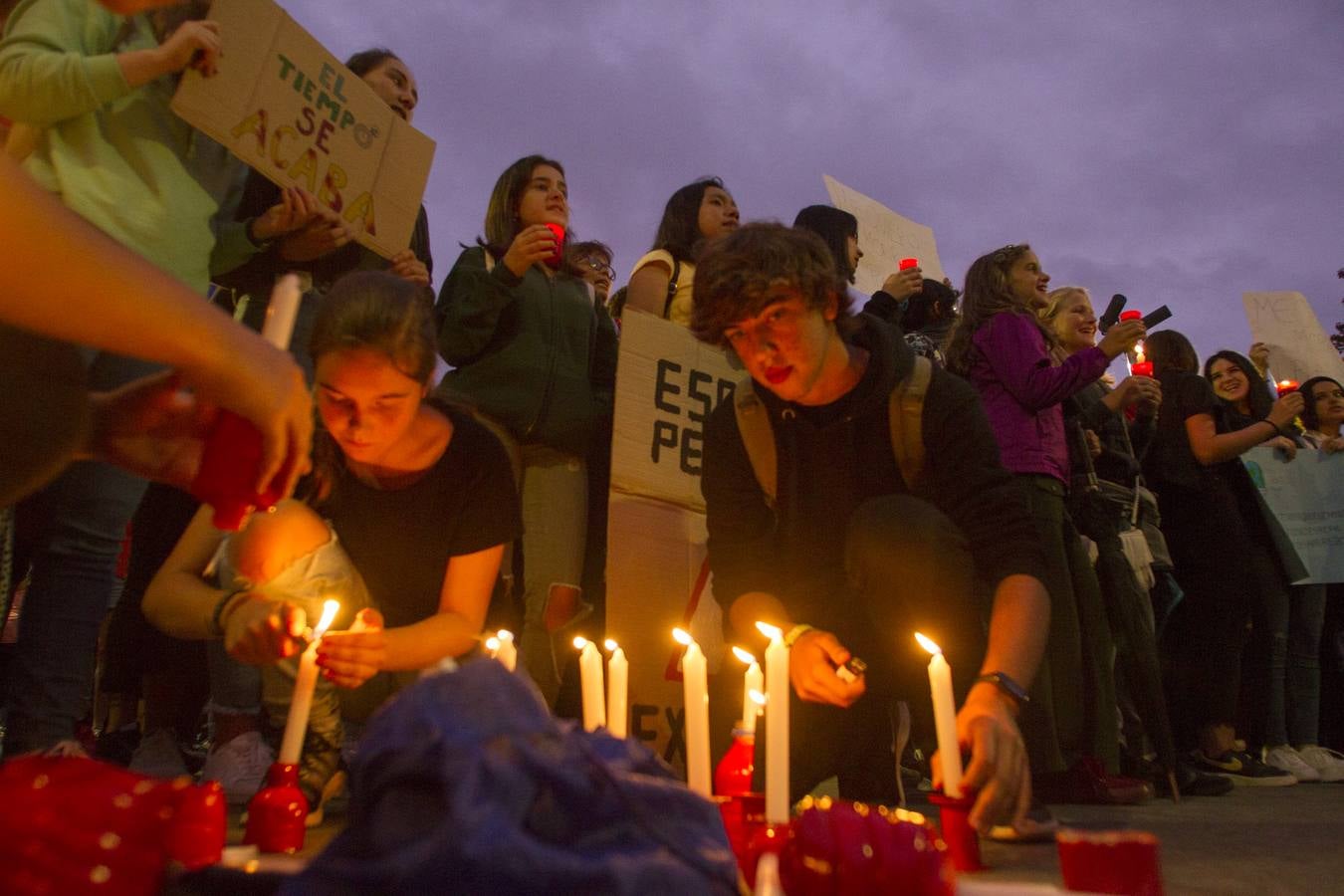 Jóvenes por las calles de Santander protestan contra el cambio climático