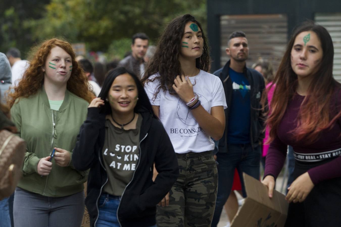 Jóvenes por las calles de Santander protestan contra el cambio climático