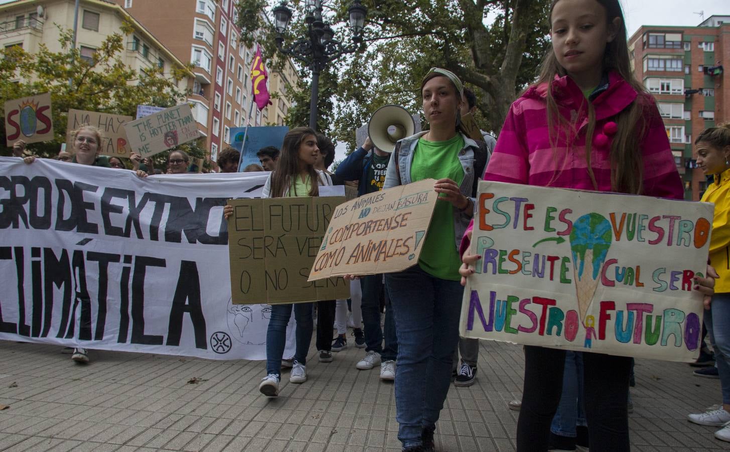 Jóvenes por las calles de Santander protestan contra el cambio climático