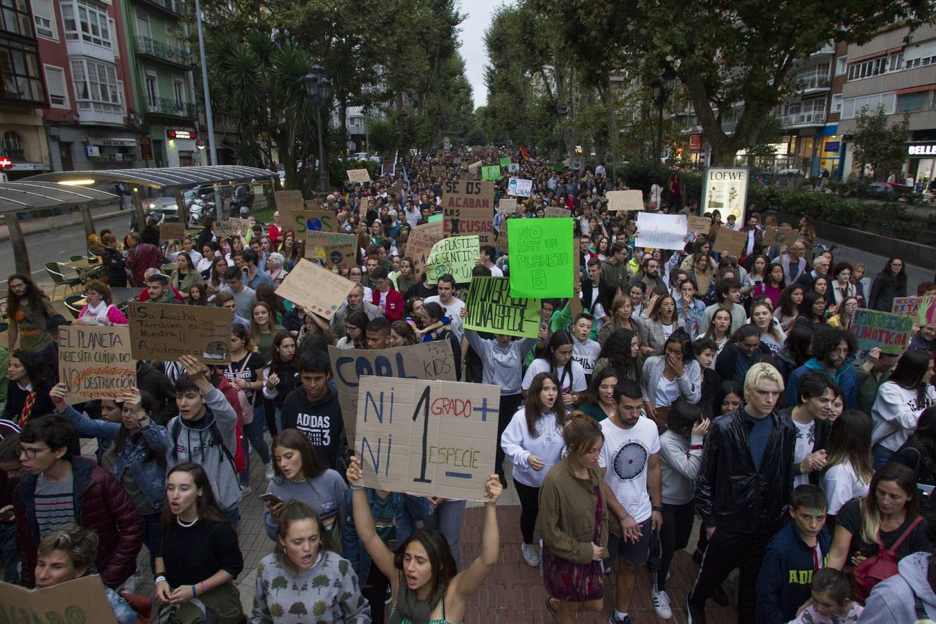 Jóvenes por las calles de Santander protestan contra el cambio climático