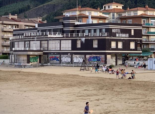 Comienzan los trámites previos para el derribo del Hotel Miramar de Castro