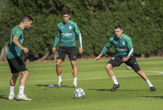 Óscar Gil, en el centro, durante un entrenamiento del Racing esta temporada. 