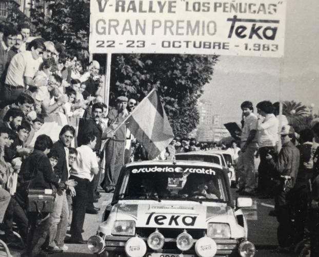  Historia. Fidel de la Peña con su coche en la quinta edición del rally, que este año se celebrará por última vez tras más de 40 años.