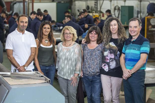 Alfredo Quintana, Patricia Barroso, Mónica Alonso, Lorena González, Mar Espeso y Manuel Hoz, en el taller del instituto. 