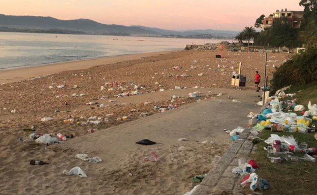 Así ha amanecido este viernes la playa de Los Peligros.