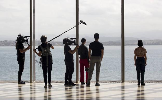 Imagen principal - El equipo de rodaje grabó ayer algunas escenas del programa en el Centro Botín de Santander.