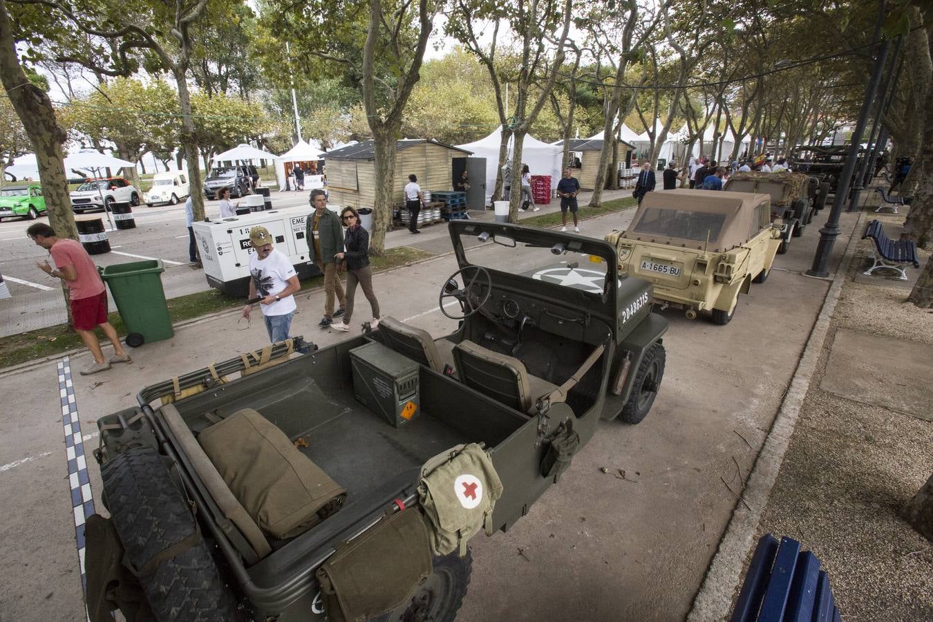 Las 'tropas' que este sábado protagonizarán la recreación del Día D del Desembarco de Normandía han desfilado este viernes por Santander