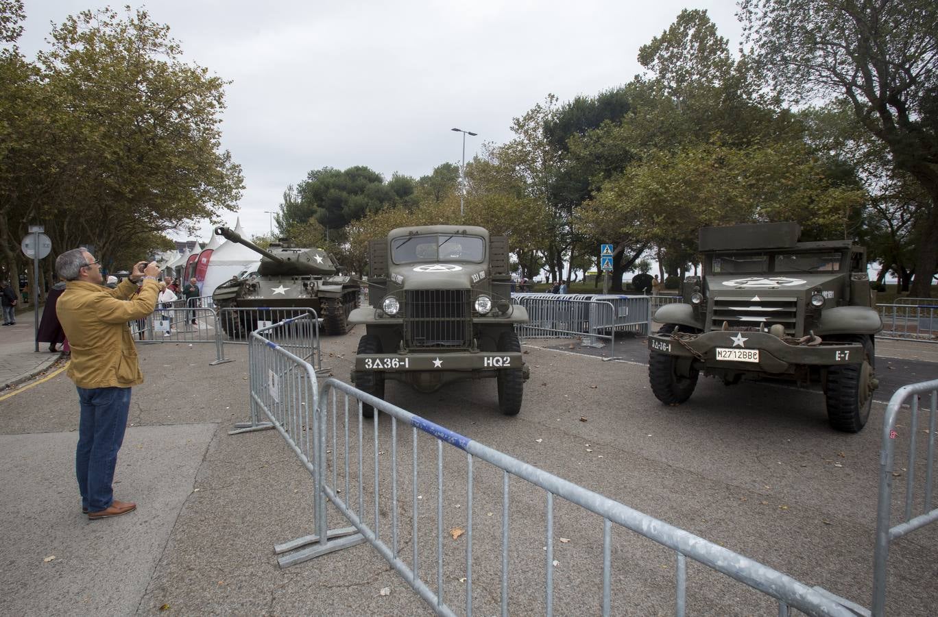 Las 'tropas' que este sábado protagonizarán la recreación del Día D del Desembarco de Normandía han desfilado este viernes por Santander