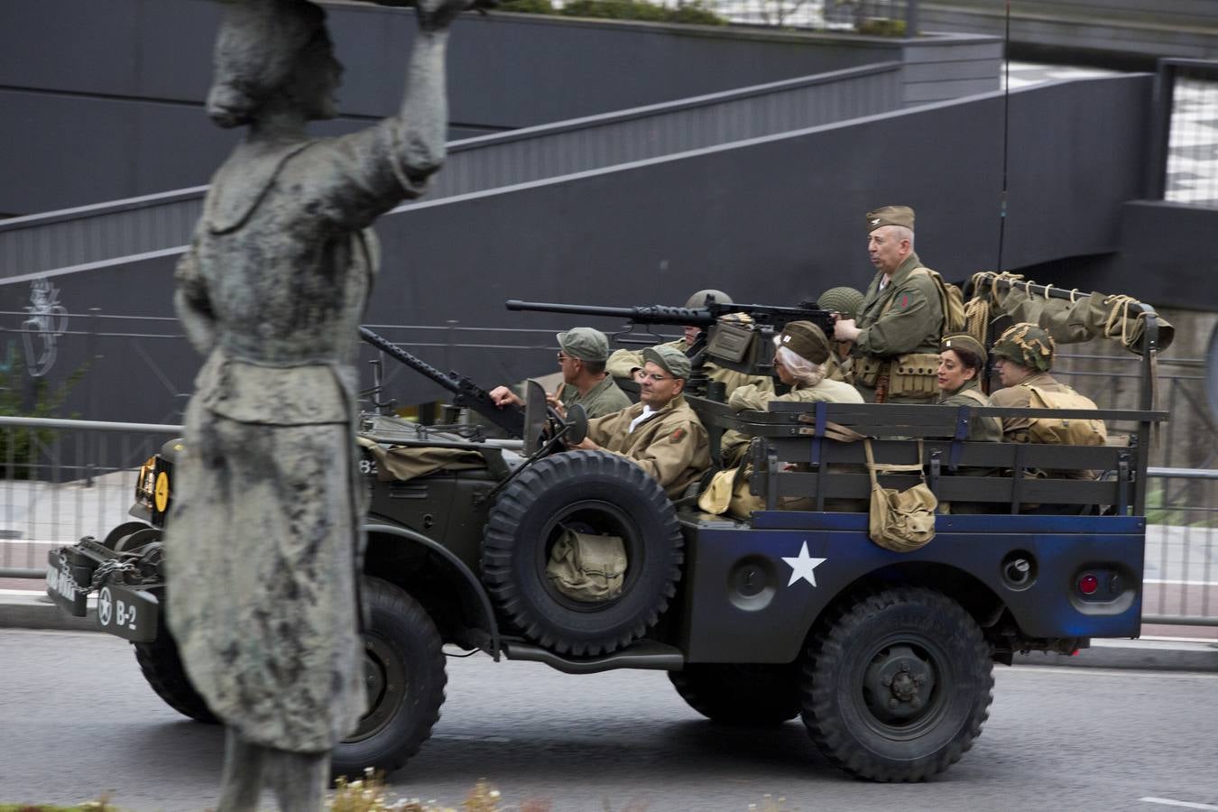 Las 'tropas' que este sábado protagonizarán la recreación del Día D del Desembarco de Normandía han desfilado este viernes por Santander