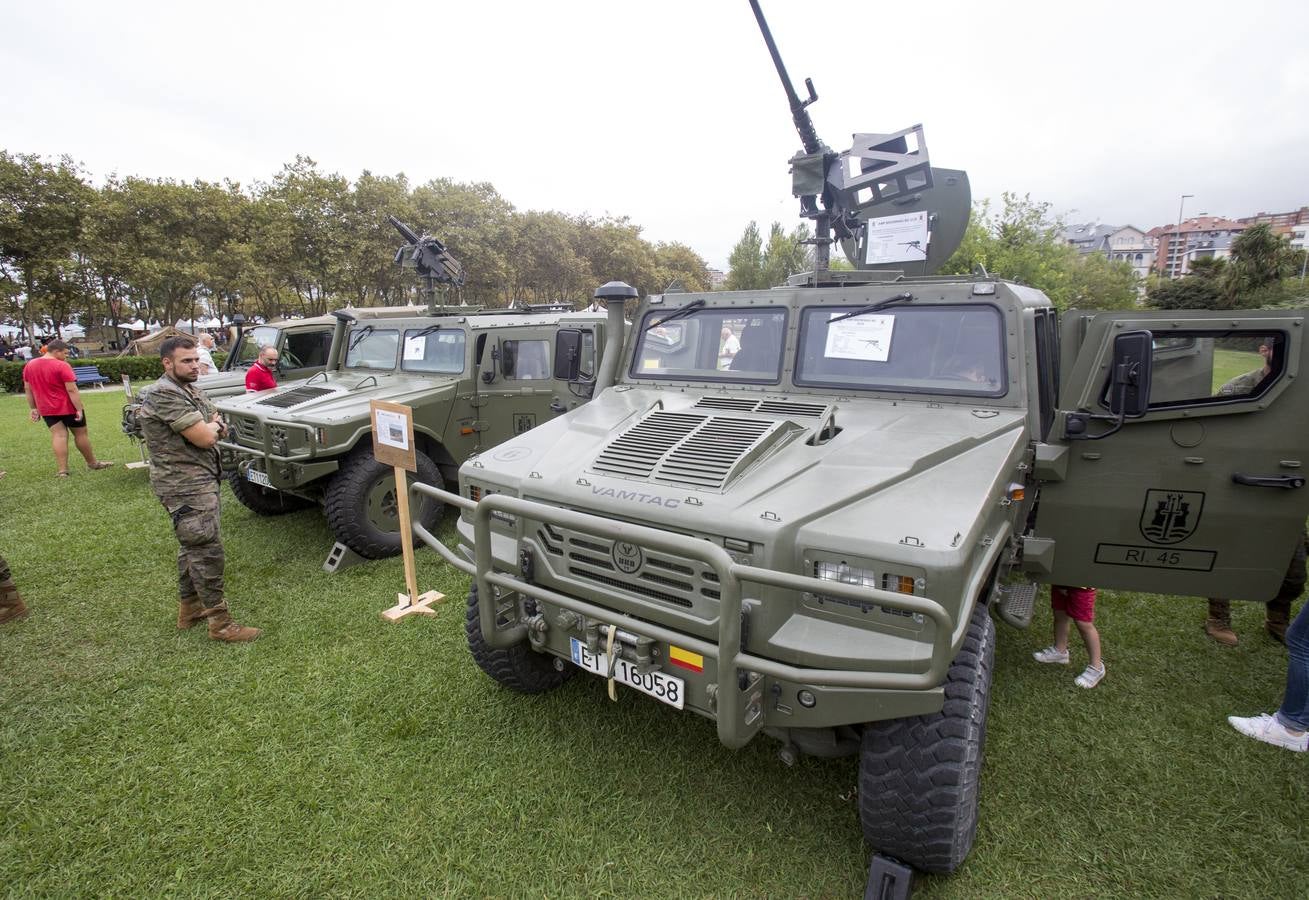 Las 'tropas' que este sábado protagonizarán la recreación del Día D del Desembarco de Normandía han desfilado este viernes por Santander