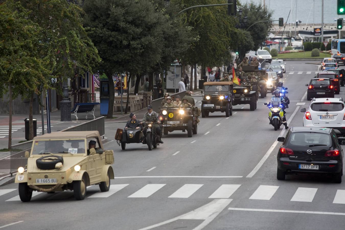 Las 'tropas' que este sábado protagonizarán la recreación del Día D del Desembarco de Normandía han desfilado este viernes por Santander