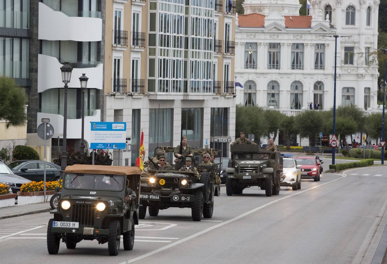 Las 'tropas' que este sábado protagonizarán la recreación del Día D del Desembarco de Normandía han desfilado este viernes por Santander