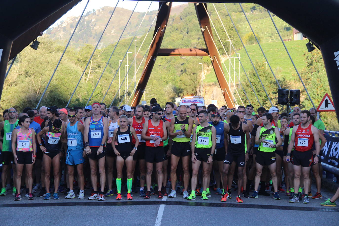 Los corredores preparados para tomar la salida en el puente de Panes