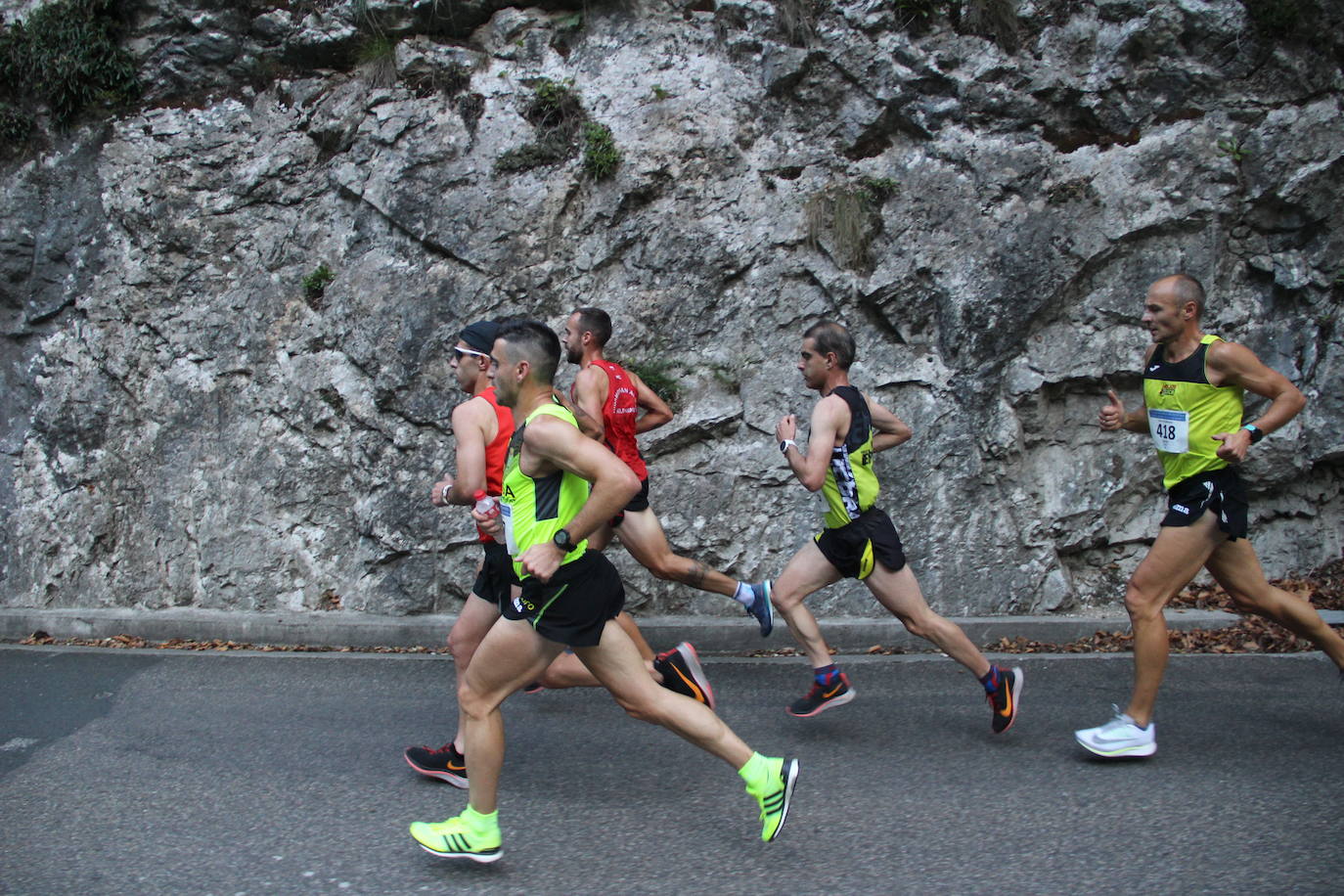 Grupo de corredores en un tramo del desfiladero de la Hermida.