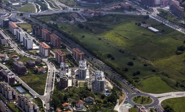 Vista aérea de la Avenida de la Constitución. Al norte, bloques de viviendas. Al sur, la vaguada de Las Llamas, que seguirá siendo verde.