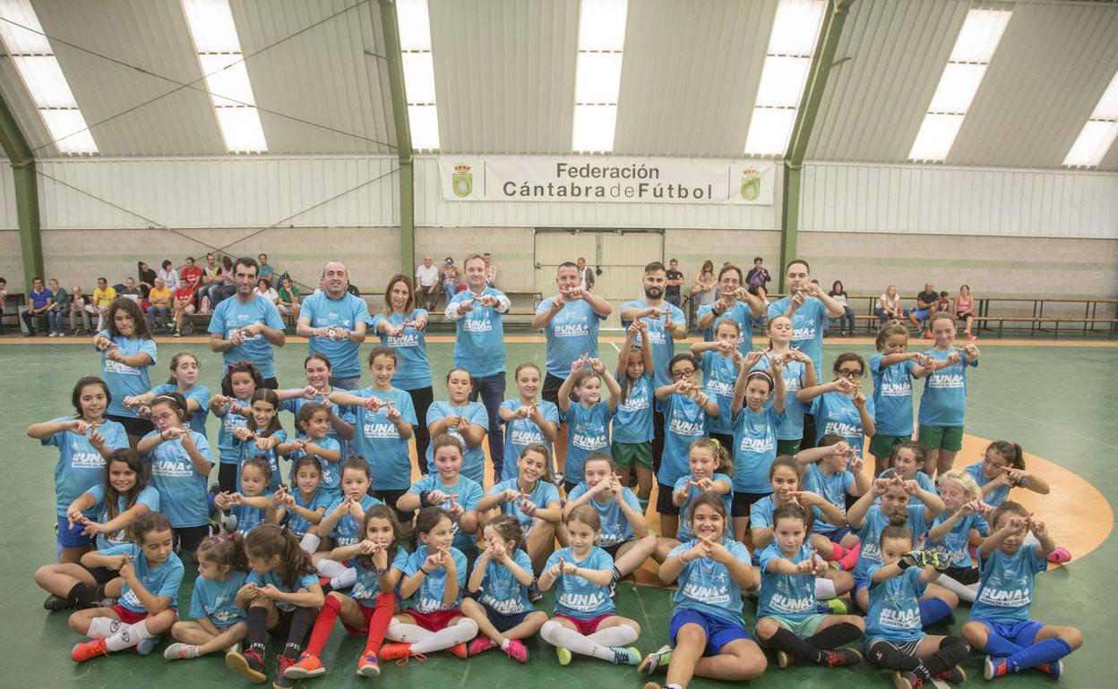 Camargo anima a las niñas a jugar a fútbol sala