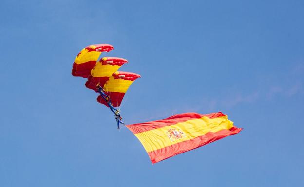 Imagen. Tres paracaidistas del Ejército del Aire que surcaron el cielo juntos aterrizaron en la playa de El Sardinero: