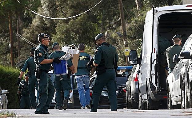 Agentes de la Guardia Civil cargan con material incautado durante la operación del pasado lunes.