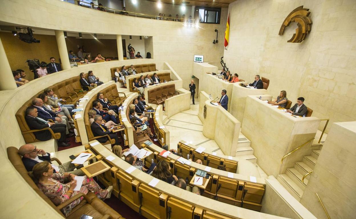 El lobo, las cuentas de Cantabria, inundaciones y Consejo de la Juventud centrarán este lunes el Pleno del Parlamento