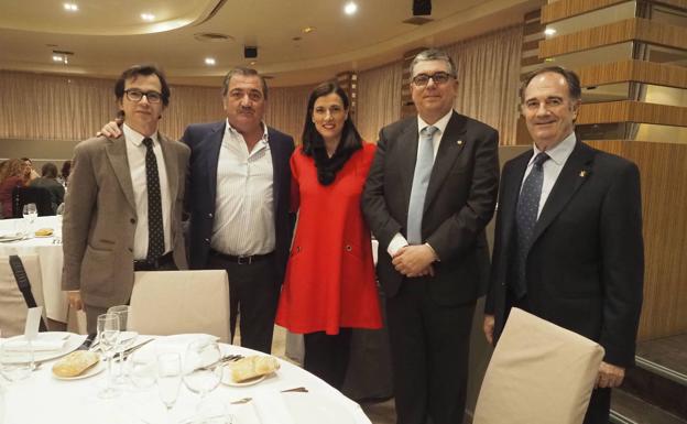 Imagen. La última imágen pública de Riancho es del pasado mes de marzo en el homenaje al periodista, Cope, Gervasio Portilla en el Hotel Chiqui. En la foto Cesar Torrelas, Gonzalo Piñeiro, Gema Igual, Gervasio Portilla y Jose Manuel Riancho.