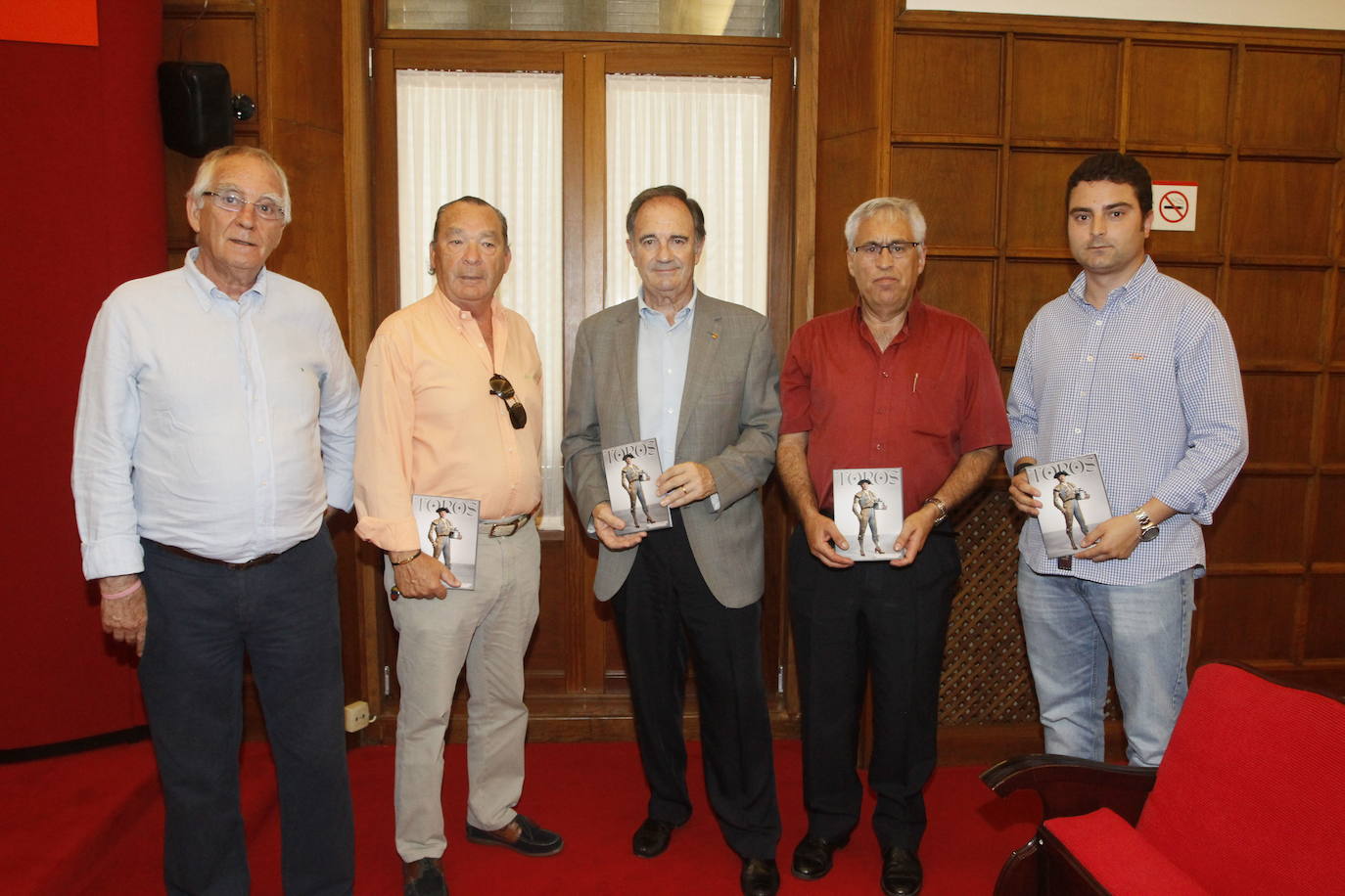 2015. Presención de la revista 'Toros' de Claudio Acebo, en Santander. En la imagen, Jesús Cabezón, Teo Fernández, José Manuel Riancho, Jesús Vallejo y Daniel Portilla.