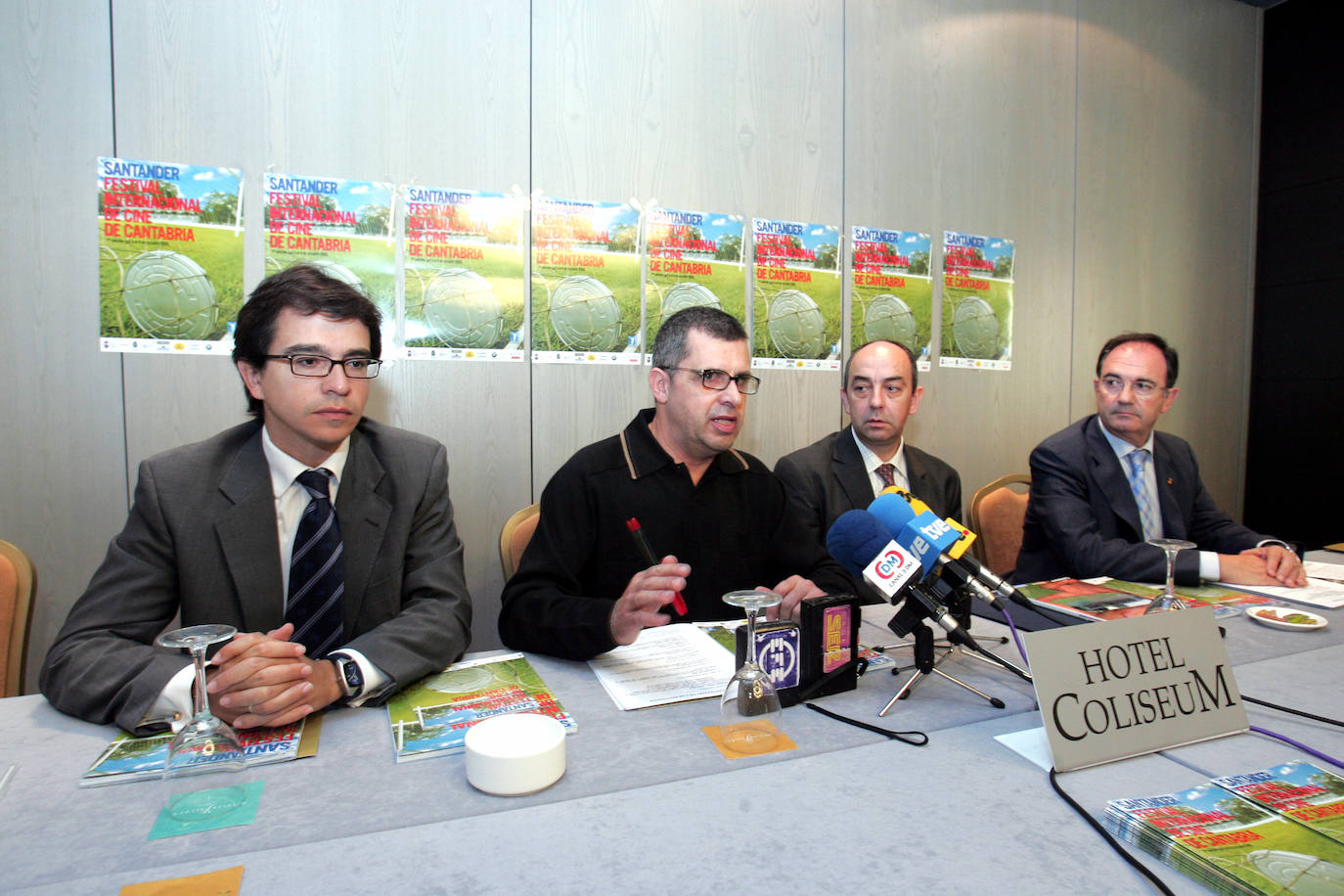 2005. Presentación del VII Festival de Cine Deportivo. De izq. a dcha, César Torrellas, concejal; Joaquín Liendo, director del festival; Fernando Castro, director general de Deportes; José Manuel Riancho, concejal.