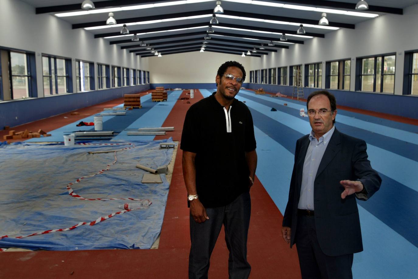 2005. Visita del saltador cubano, Javier Sotomayor, a las instalaciones deportivas de La Albericia, acompañado por el concejal José Manuel Riancho.