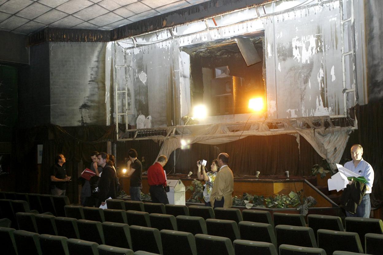 Técnicos municipales supervisan el antiguo cine, tras el incendio que provocó su cierre en 2001.