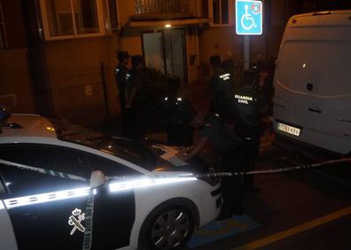 Imagen secundaria 1 - la comitiva judicial saliendo de la vivienda de la detenida y del hombre asesinado.