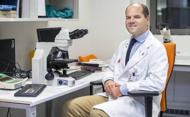 El doctor Enrique Ocio en uno de los laboratorios del hospital. 