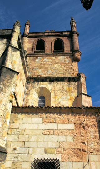 Imagen secundaria 2 - Capiteles de la iglesia de Santa María de los Ángeles, Capilla de la Virgen de la Barquera y Torre de la iglesia de Santa Maria de los Ángeles