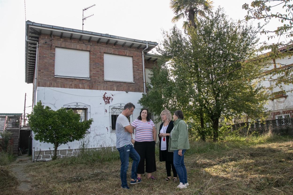 La alcaldesa de Polanco, la concejala Alicia Martínez Bustillo y técnicos de Cuin junto a la vivienda de Requejada. :