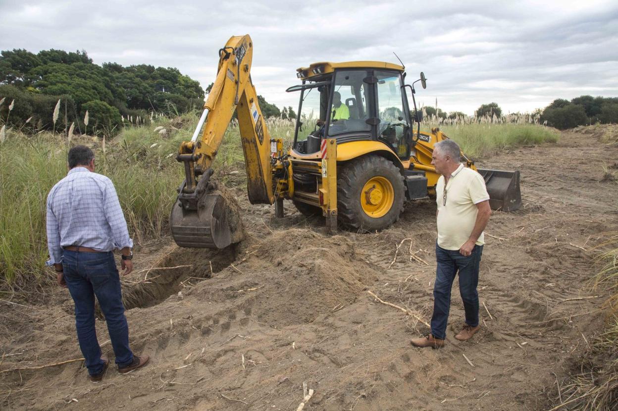 El concejal de Desarrollo Local, Eugenio Gómez, a la derecha, ayer, en su visita a las obras. 