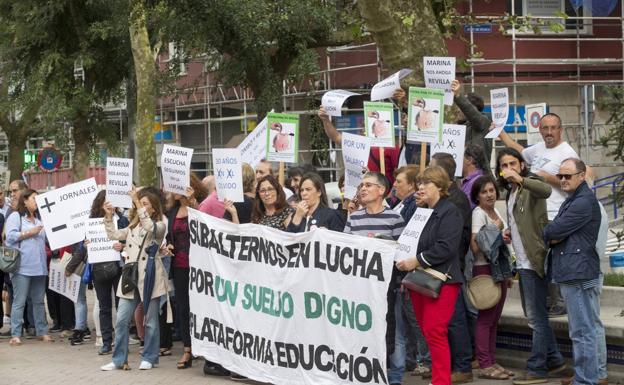 Imagen de la concentración celebrada ante la sede de la Consejería de Educación, en Santander. 