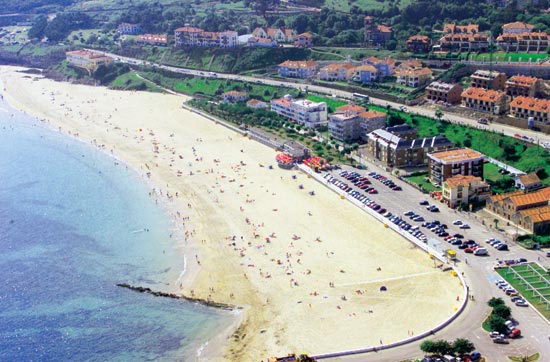 Vista panorámica de la playa de Comillas.