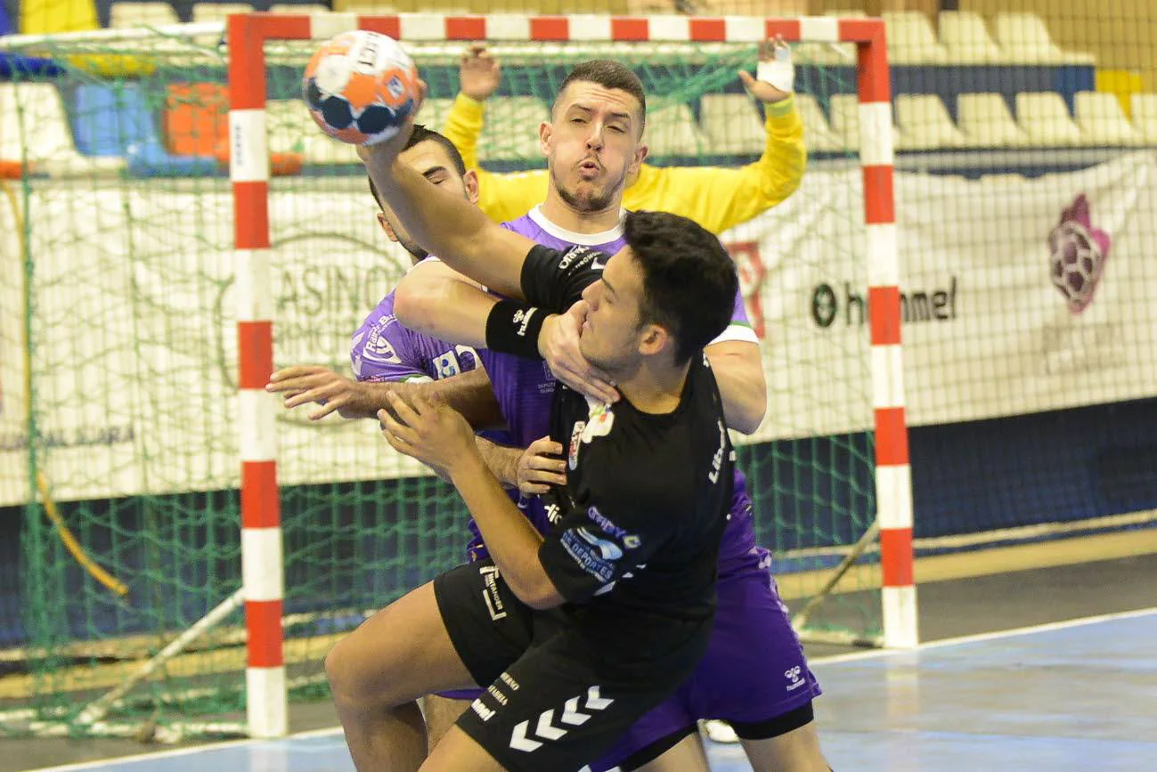 Ander Torriko es defendido por un jugador del Guadalajara en un partido de la liga Asobal.