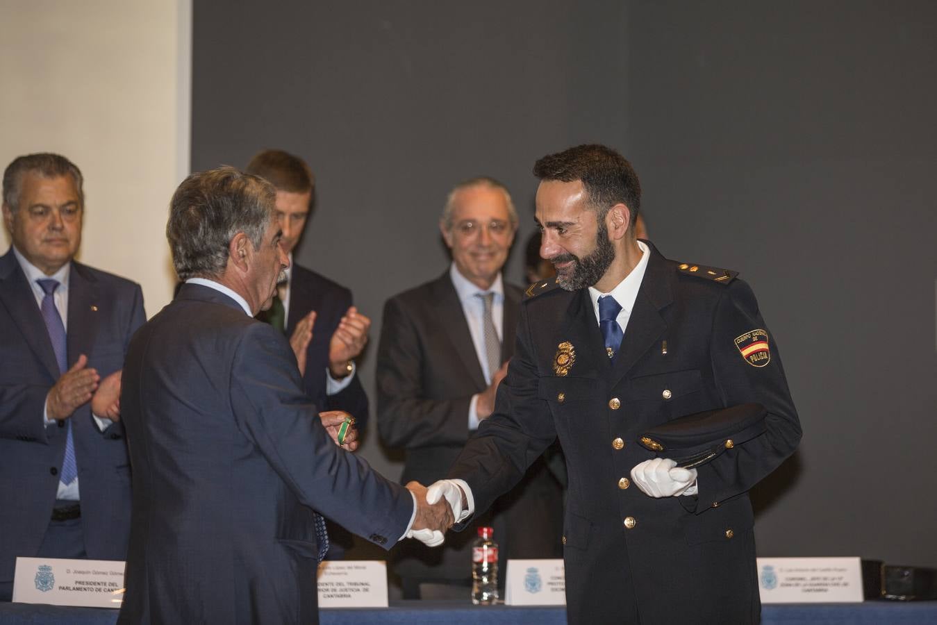 La Jefatura Superior de Policía aprovechó la celebración de los Santos Ángeles Custodios para entregar 21 distinciones a quienes, por sus méritos, se han hecho acreedores al reconocimiento público