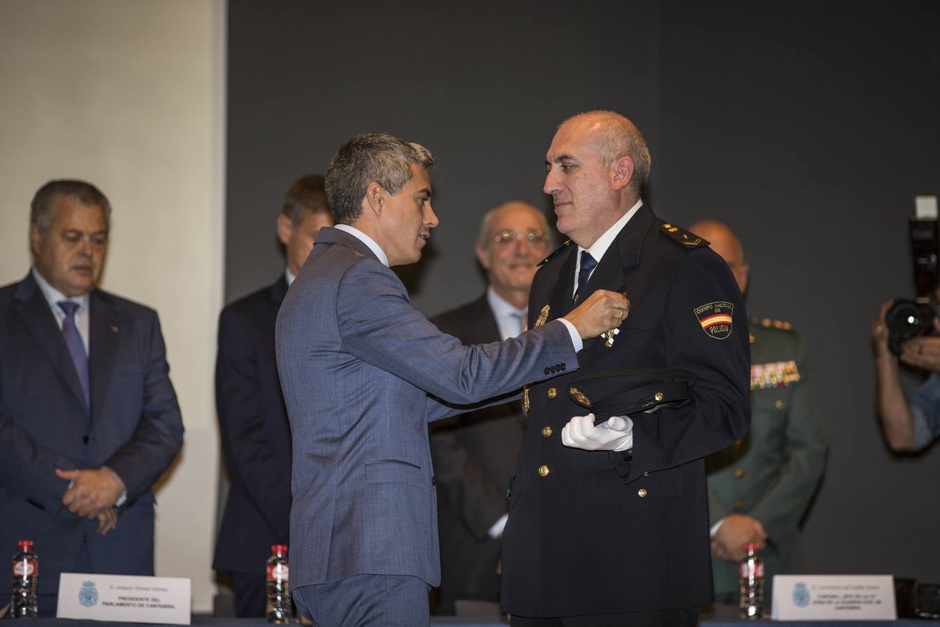 La Jefatura Superior de Policía aprovechó la celebración de los Santos Ángeles Custodios para entregar 21 distinciones a quienes, por sus méritos, se han hecho acreedores al reconocimiento público