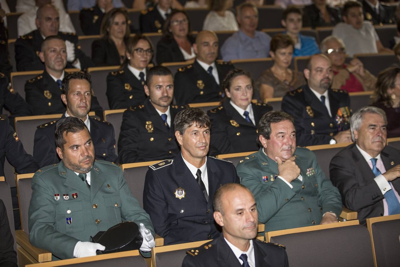 La Jefatura Superior de Policía aprovechó la celebración de los Santos Ángeles Custodios para entregar 21 distinciones a quienes, por sus méritos, se han hecho acreedores al reconocimiento público