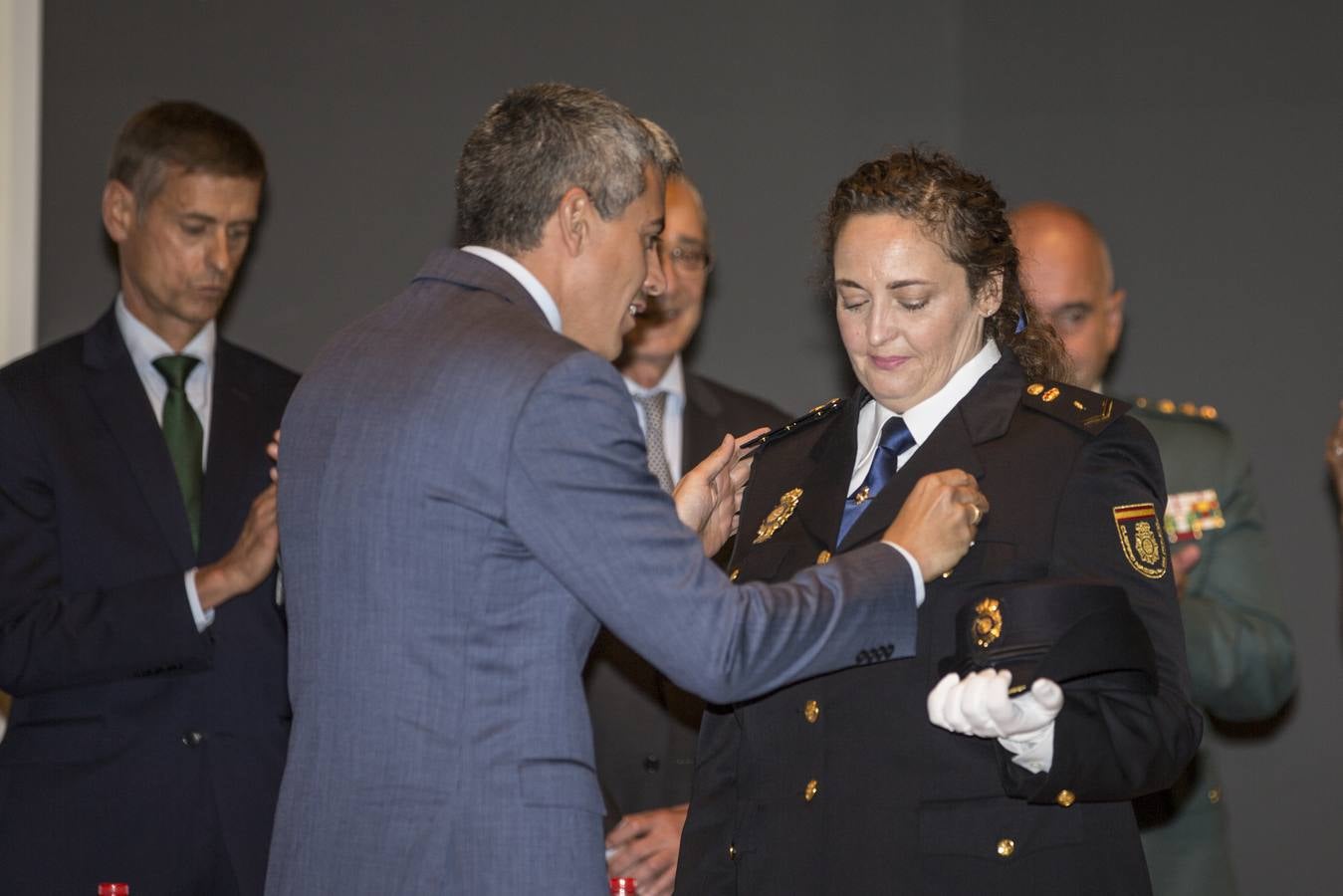 La Jefatura Superior de Policía aprovechó la celebración de los Santos Ángeles Custodios para entregar 21 distinciones a quienes, por sus méritos, se han hecho acreedores al reconocimiento público