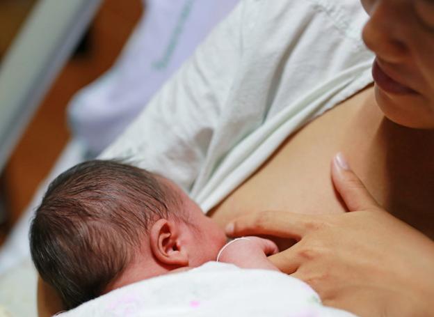 Una madre en pleno proceso de lactancia.