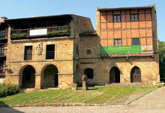 Imagen secundaria 1 - Ayuntamiento de Santillana, en la Plaza de Ramón Pelayo o del Mercado. Casas del Águila y de la Parra. Vista de la Torre de Don Borja.