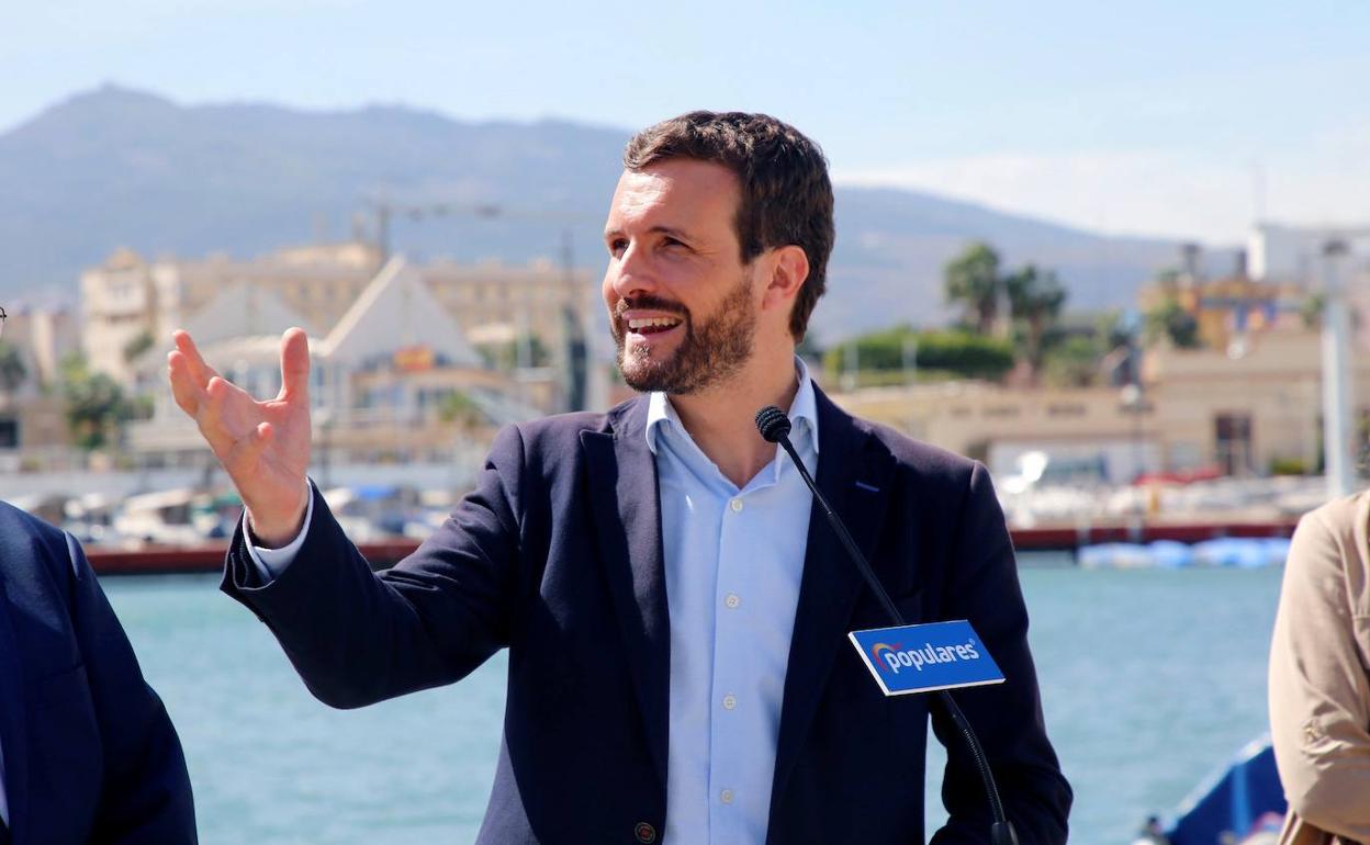 Casado interviene ante los medios antes del encuentro con empresarios en Melilla. 