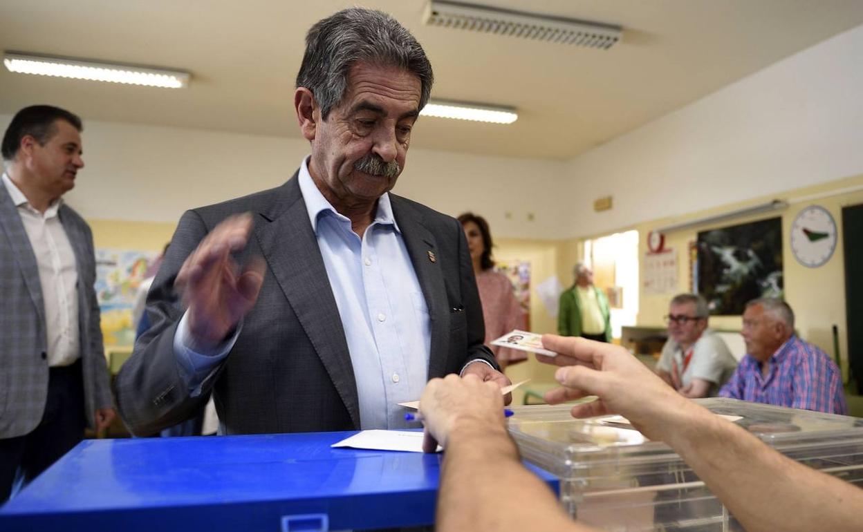 Imagen de archivo de Revilla votando en unas elecciones generales.