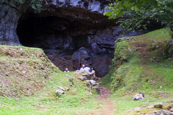 Acceso a la cueva de Cualventi, en Oreña.