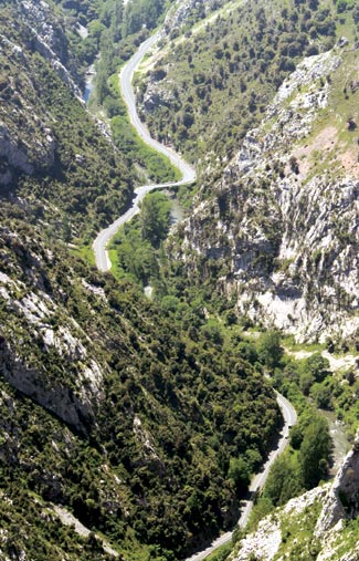 Impresionante vista del desfiladero de La Hermida desde el mirador de Santa Catalina.