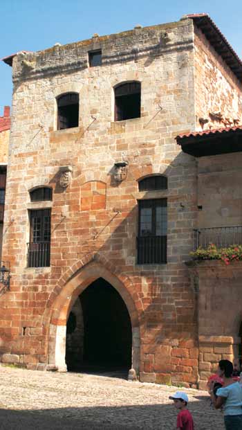 Imagen secundaria 2 - Ayuntamiento de Santillana, en la Plaza de Ramón Pelayo o del Mercado. Casas del Águila y de la Parra. Vista de la Torre de Don Borja.