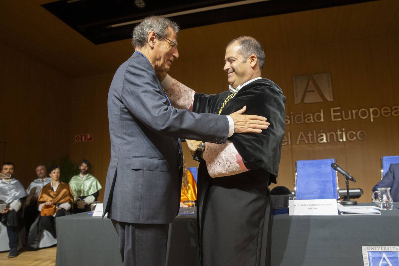 El rector de Uneatlántico entrega la medalla a Manuel Ángel Castañeda.