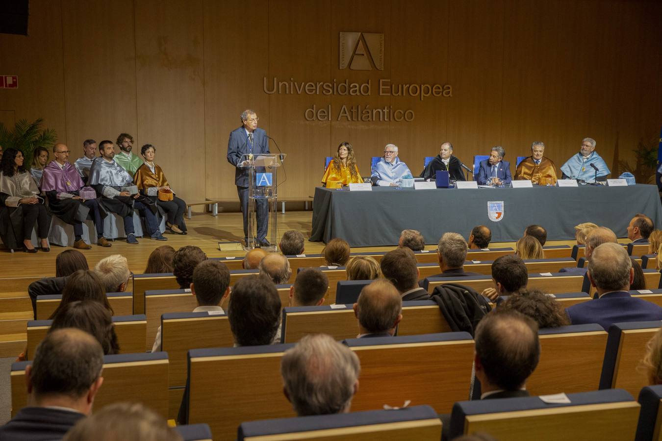 El rector de Uneatlántico entrega la medalla a Manuel Ángel Castañeda.