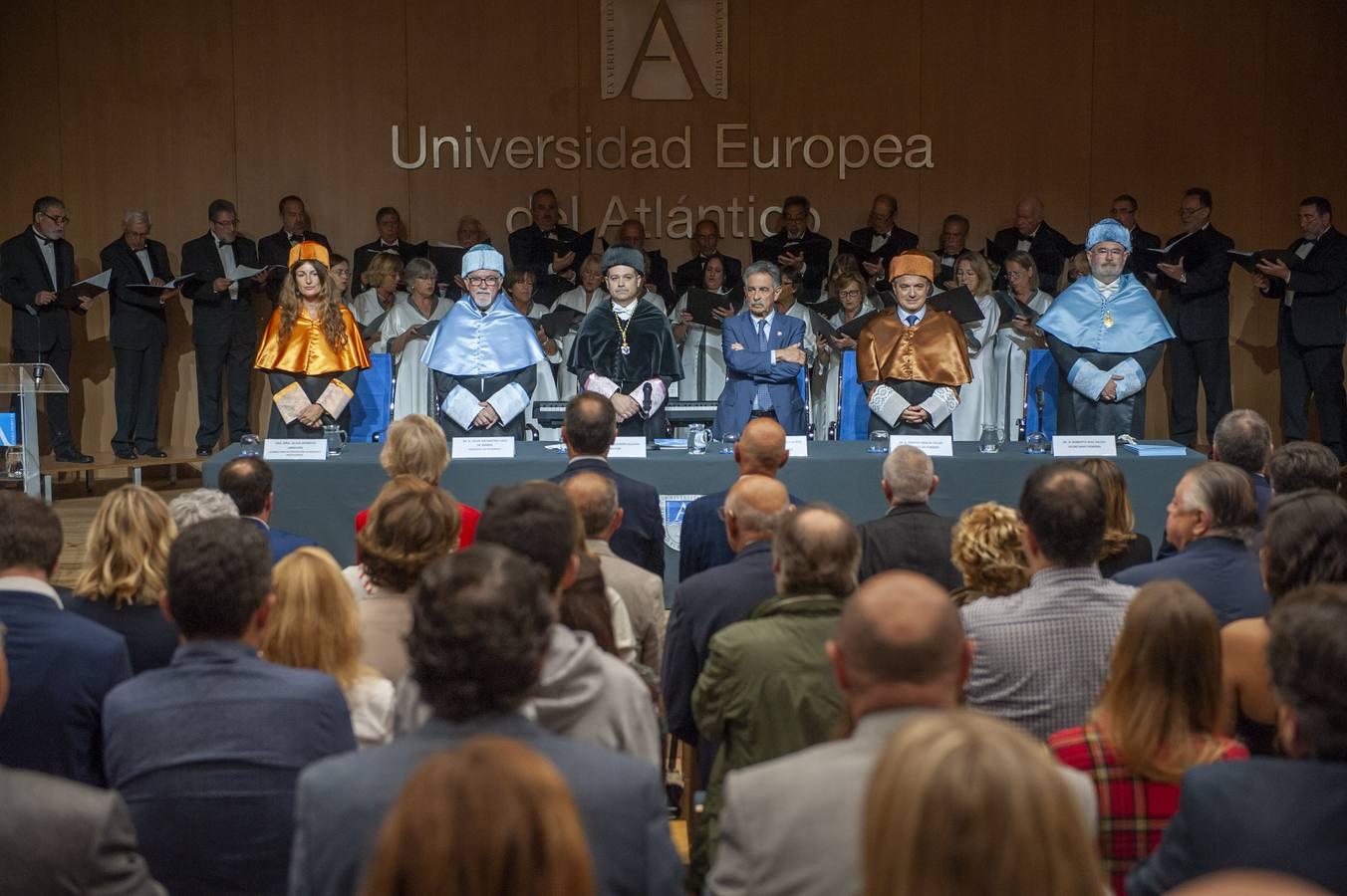 El rector de Uneatlántico entrega la medalla a Manuel Ángel Castañeda.